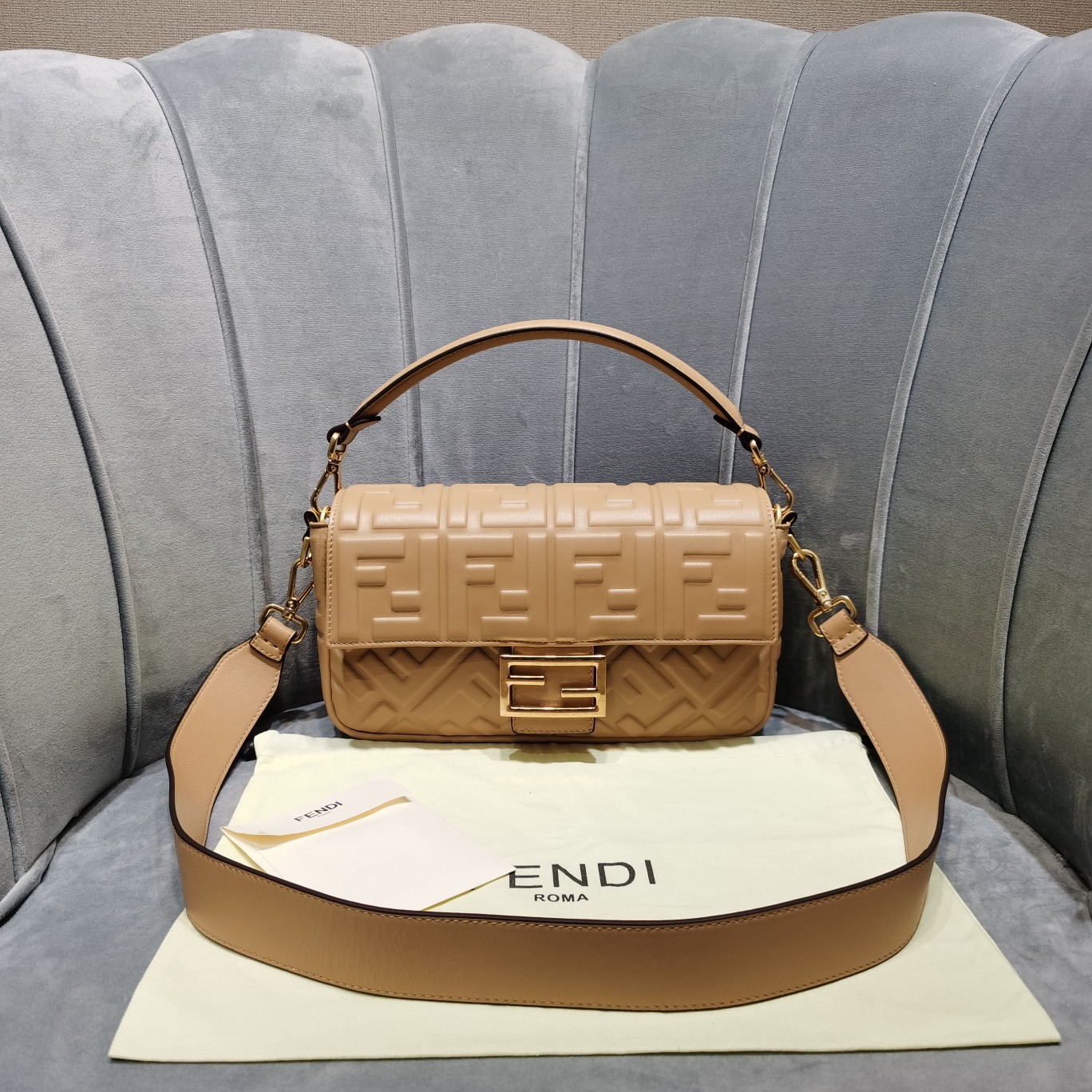 Fendi_Medium_Baguette_Ba