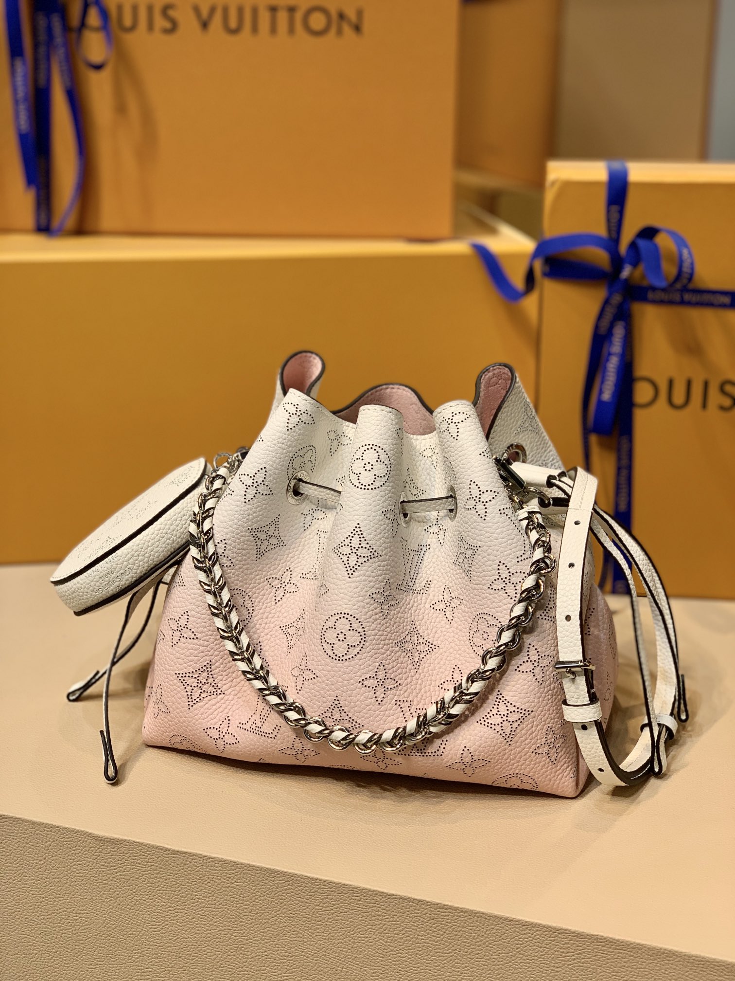 Louis_Vuitton_Bella_Tote