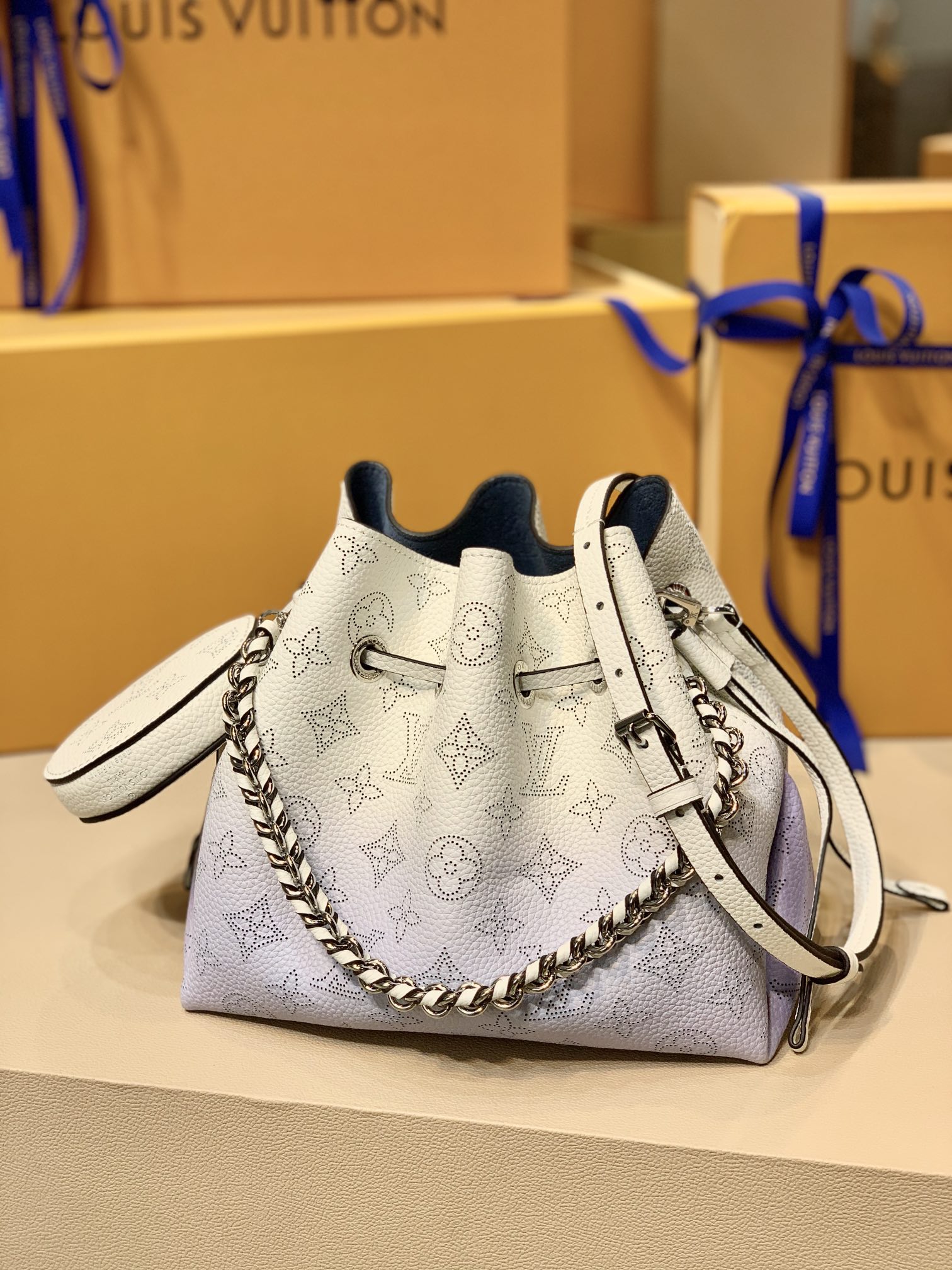Louis_Vuitton_Bella_Tote
