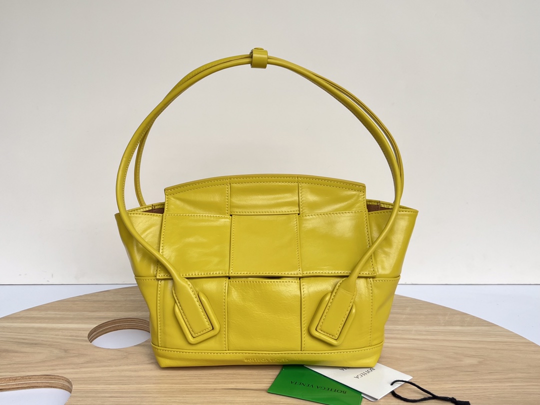 Bottega_Veneta_Arco_Bag-