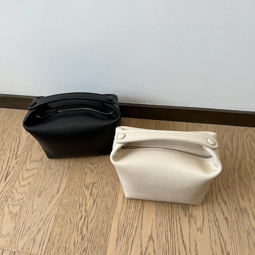 Bottega_Veneta_The_Row_B