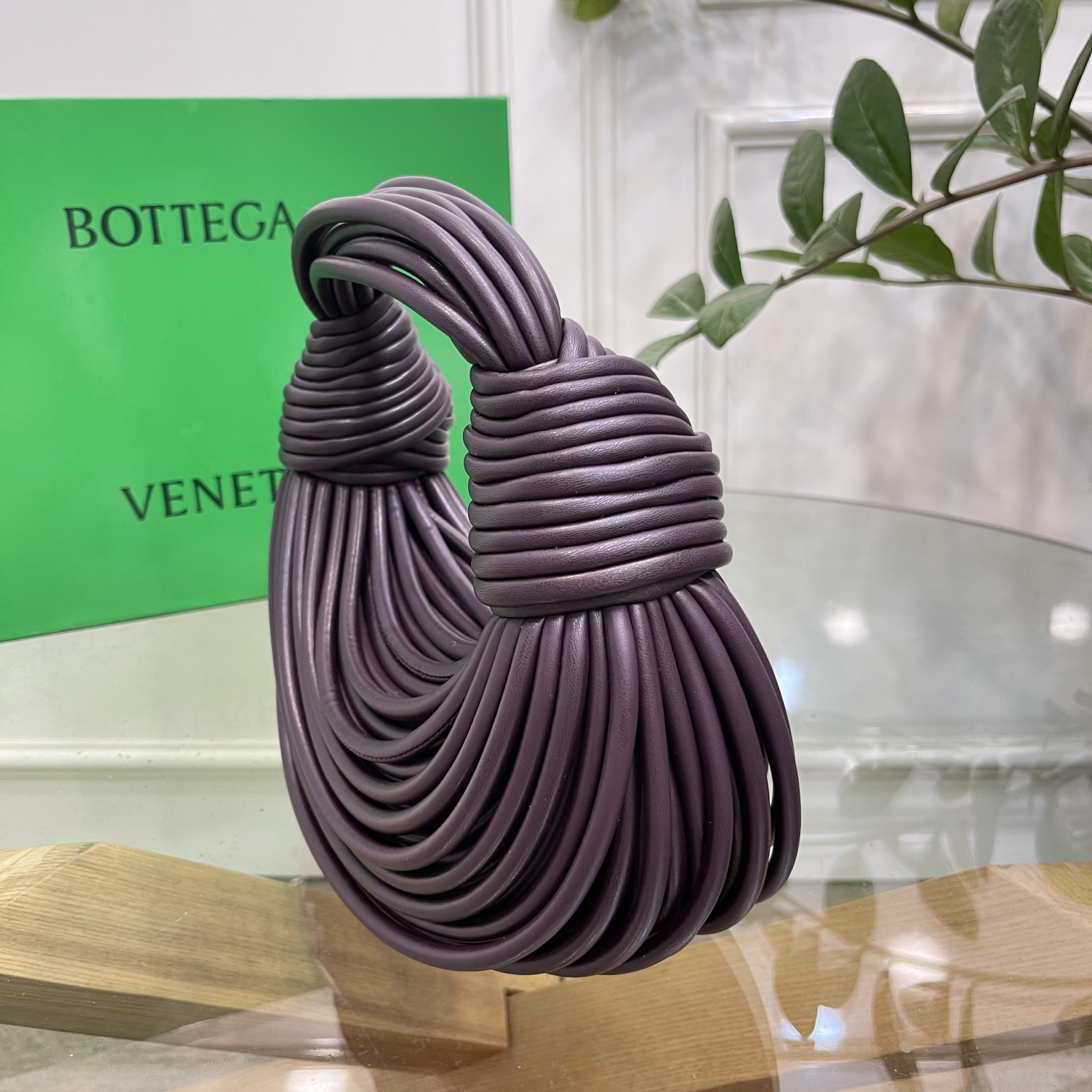Bottega_Jodie-22×6.5×15.