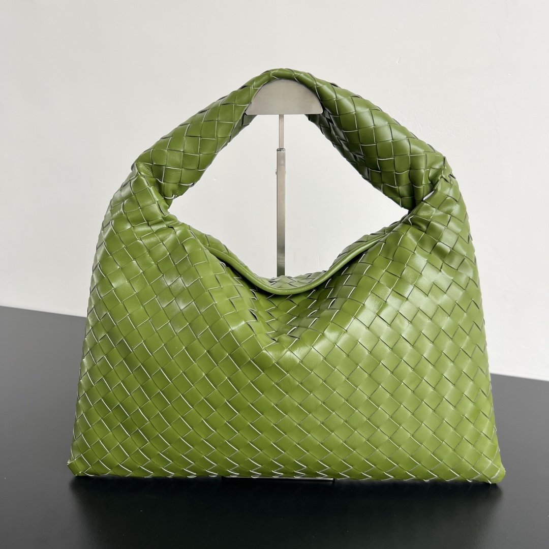 Bottega_Veneta_Hop_Bag-4