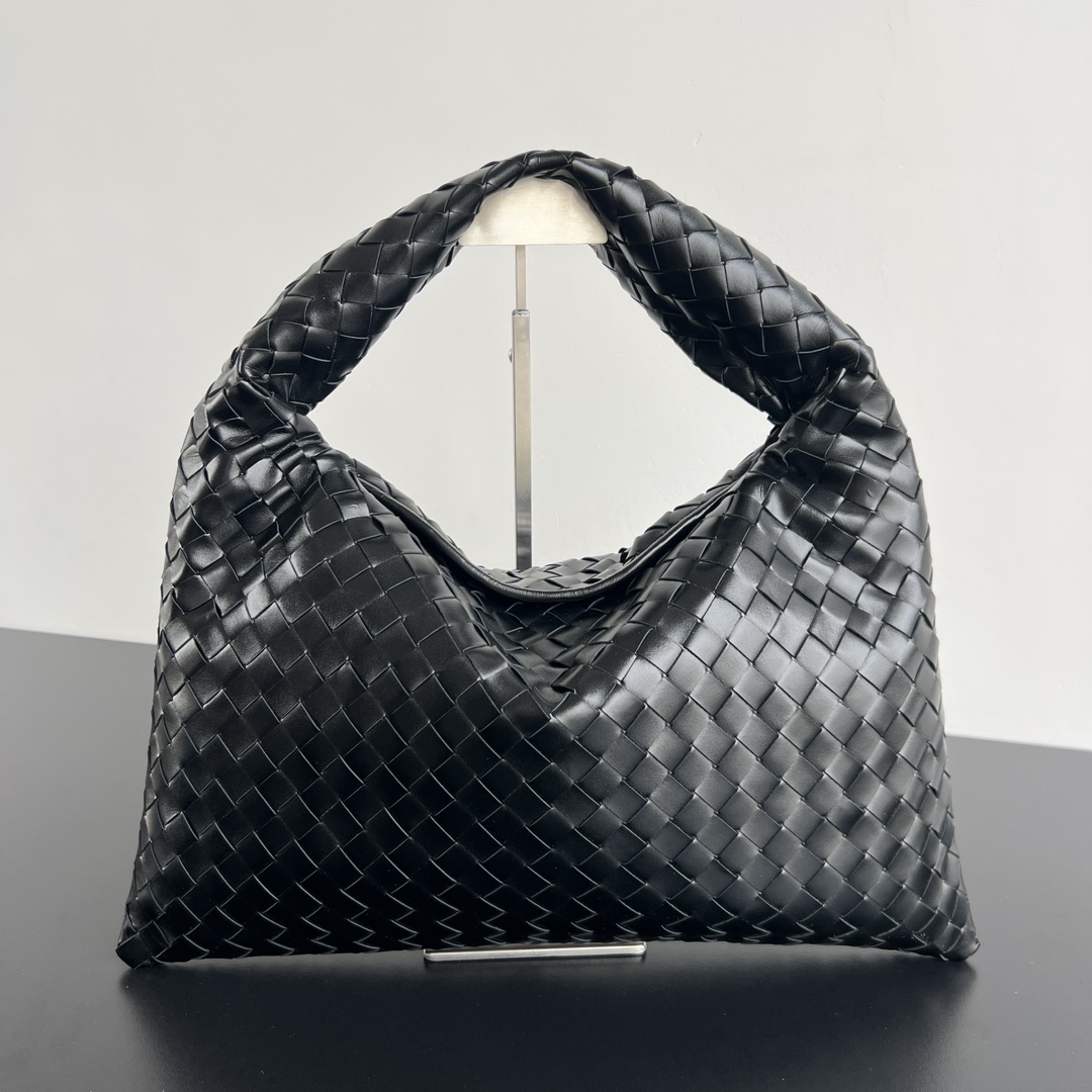 Bottega_Veneta_Hop_Bag-4