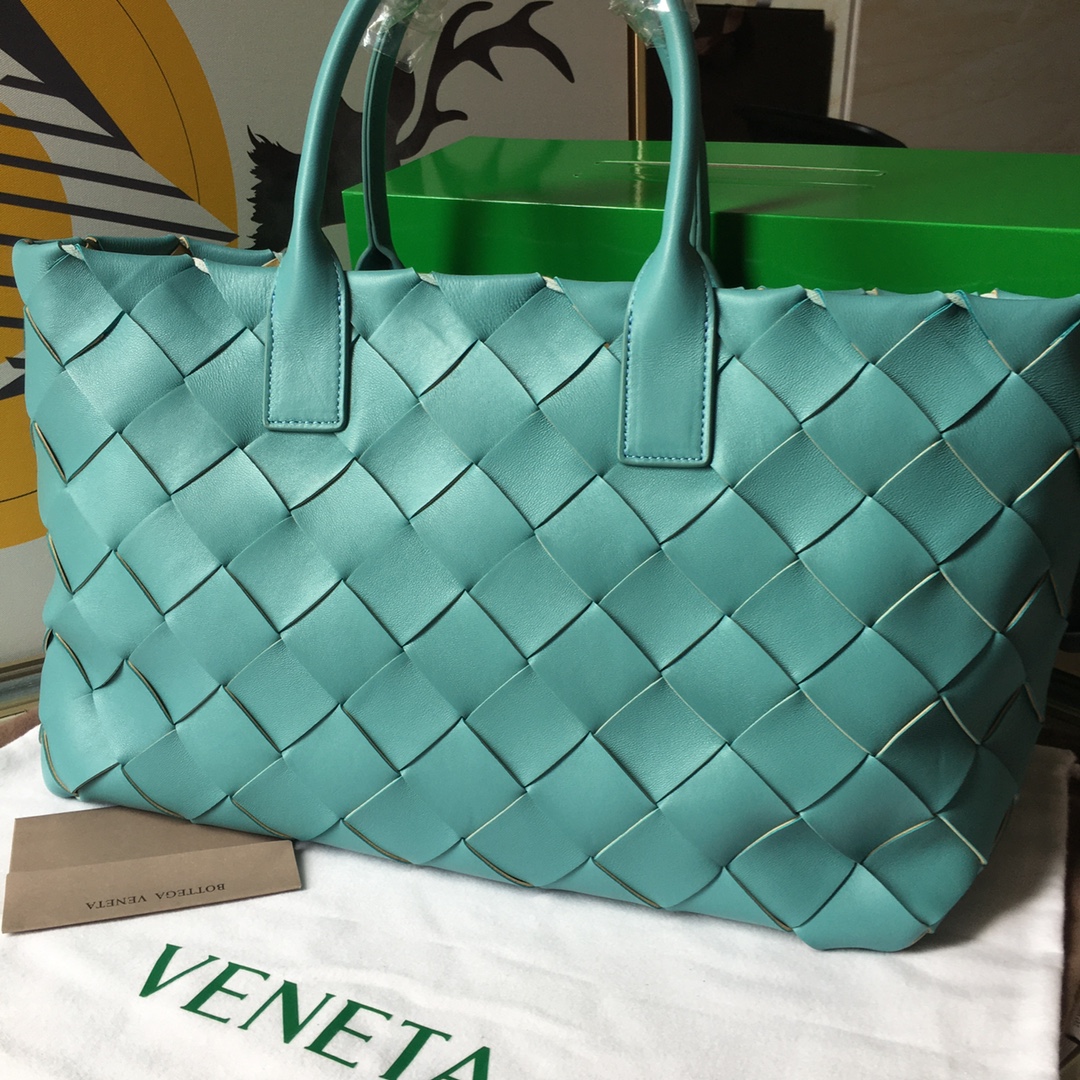 Bottega_VenetaTote-41_26