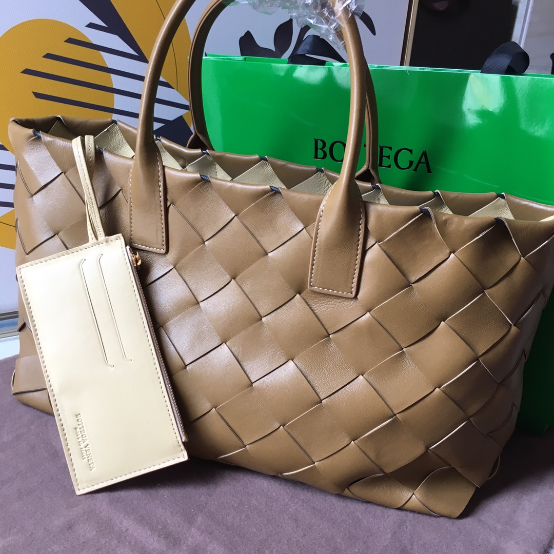 Bottega_VenetaTote-41_26