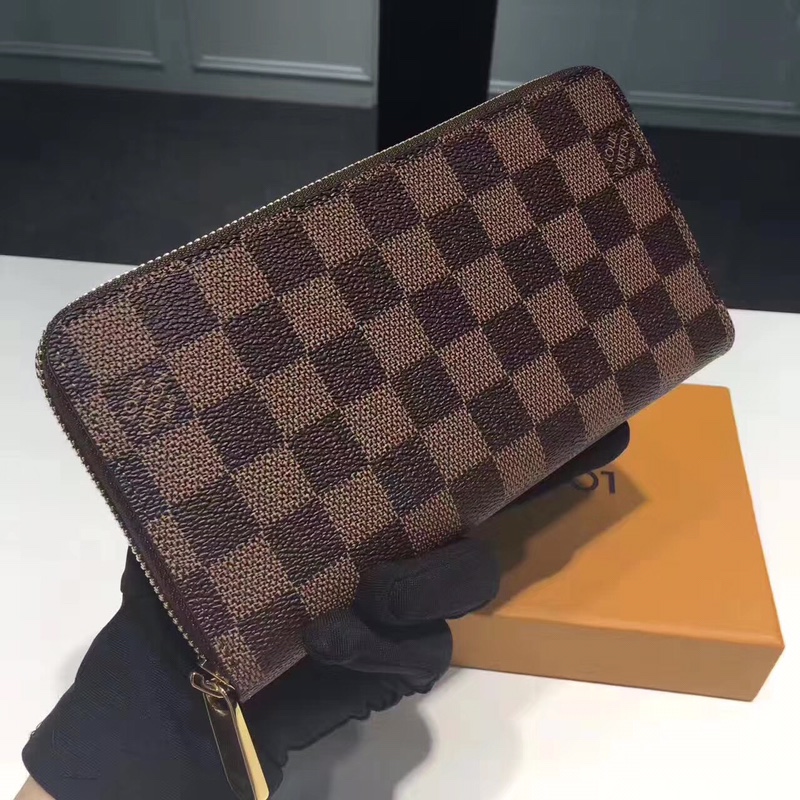 Louis_Vuitton_Zippy_Wall