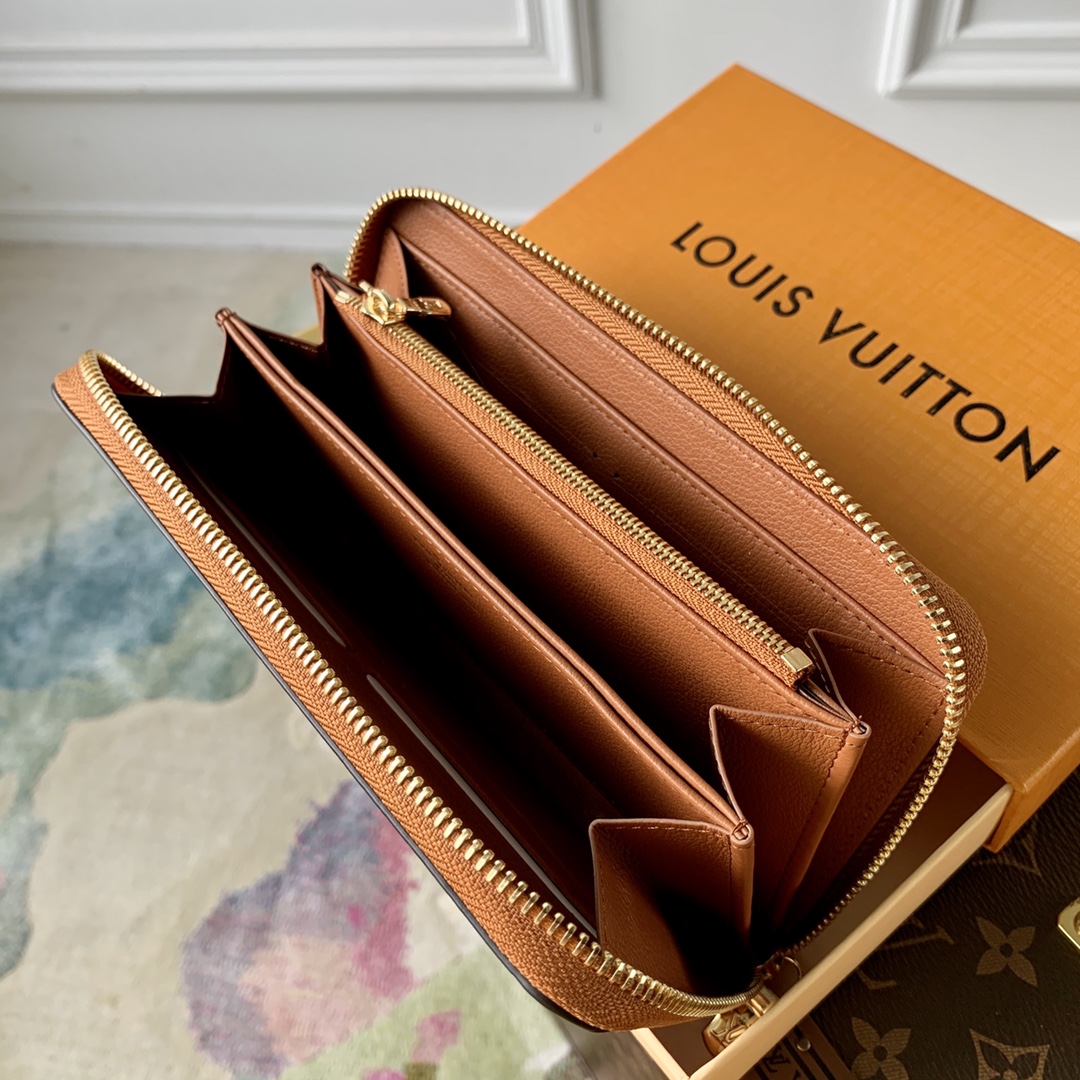 Louis_Vuitton_Monogram_V