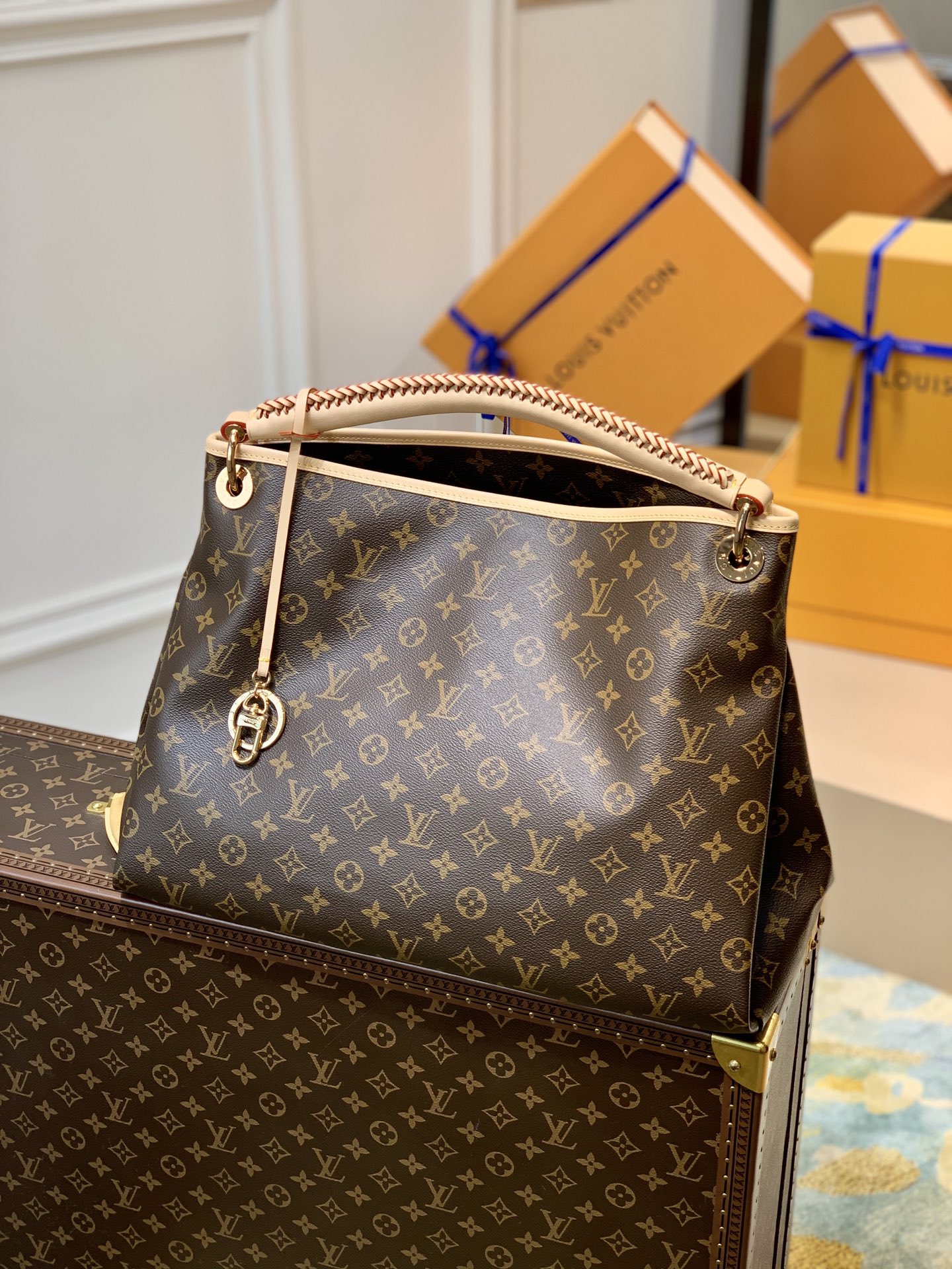 Louis_Vuitton_Artsy_Bag-