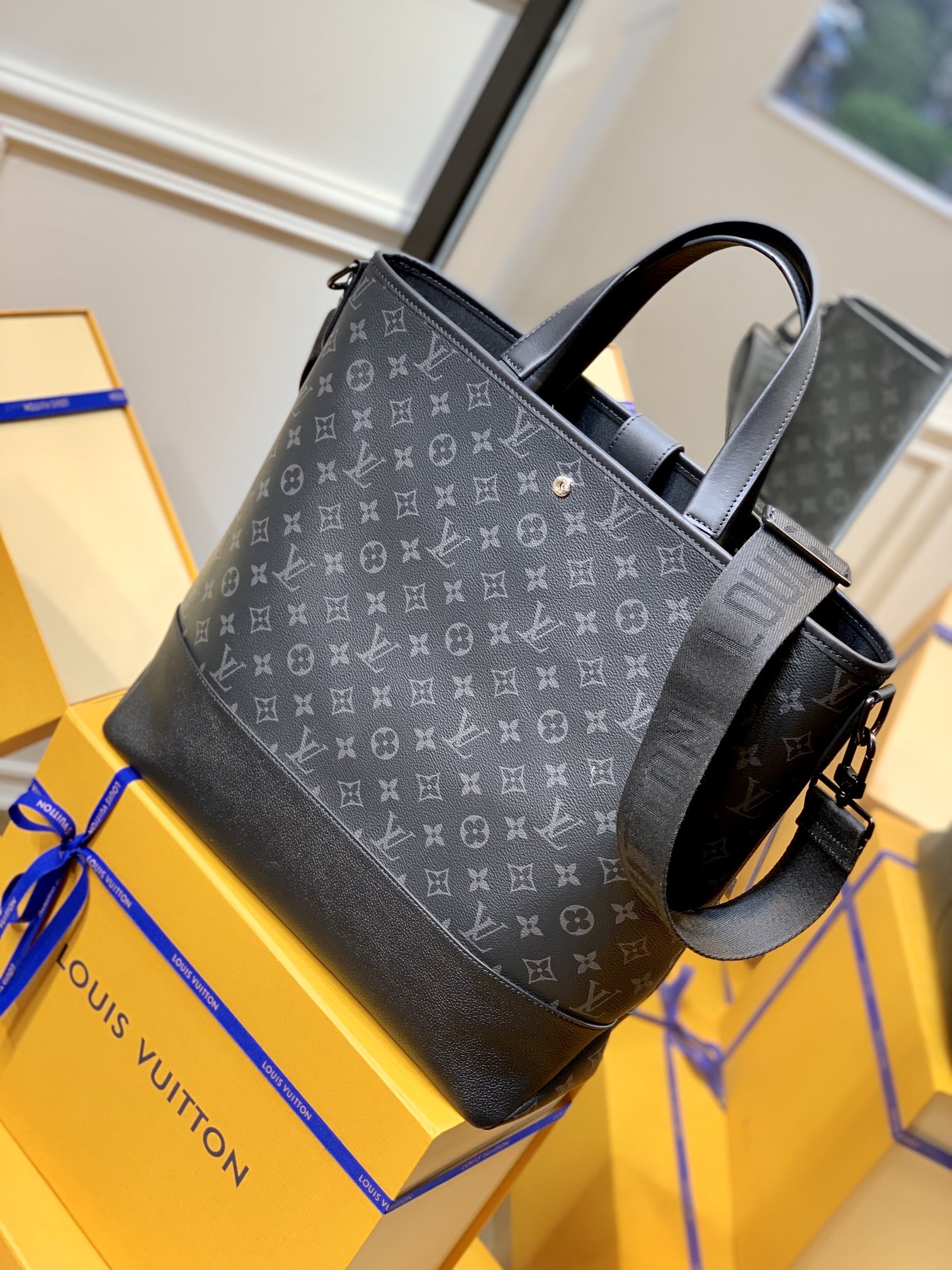 Louis_Vuitton_M45914_Mon