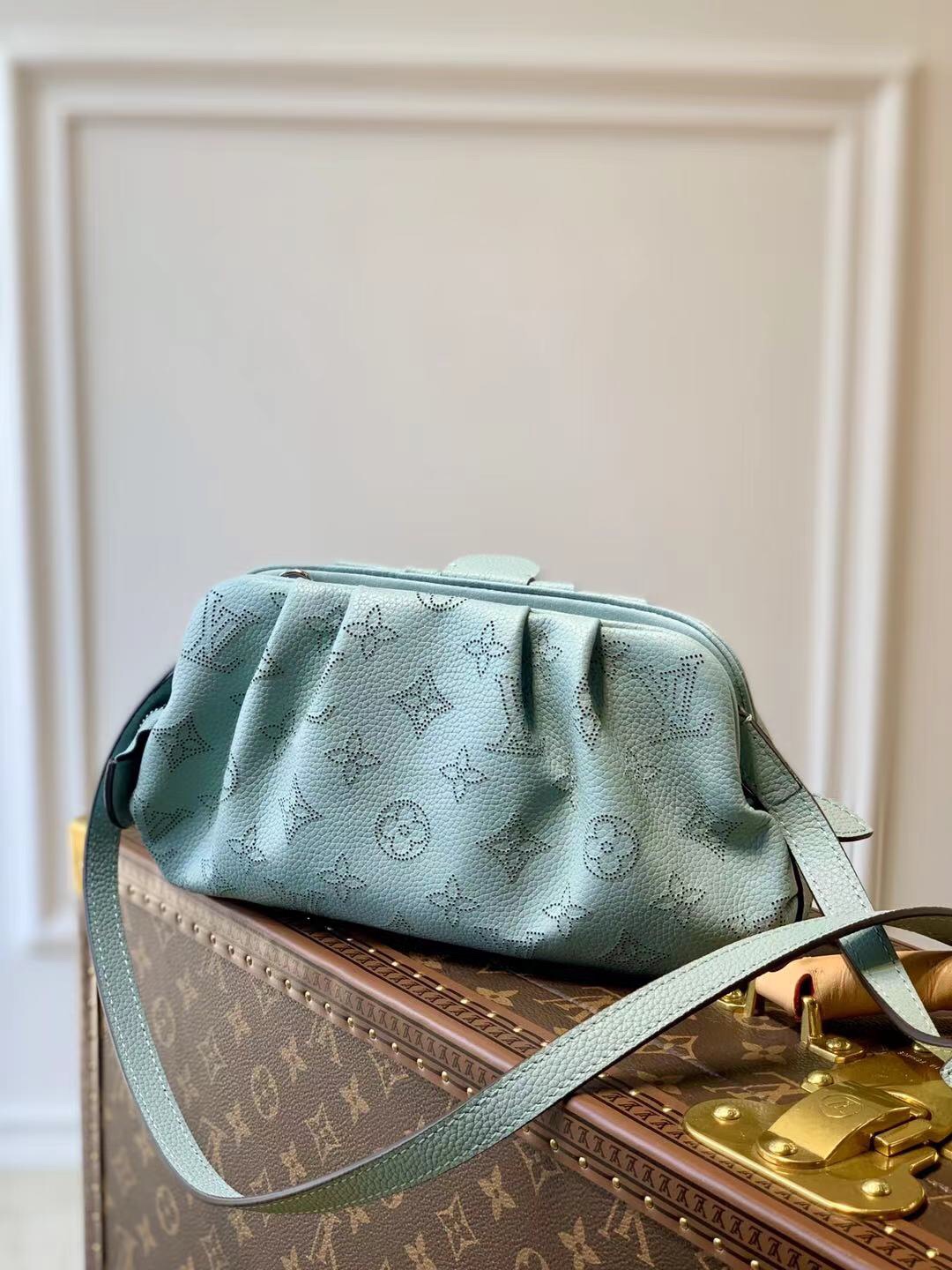 Louis_Vuitton_Scala_Hand