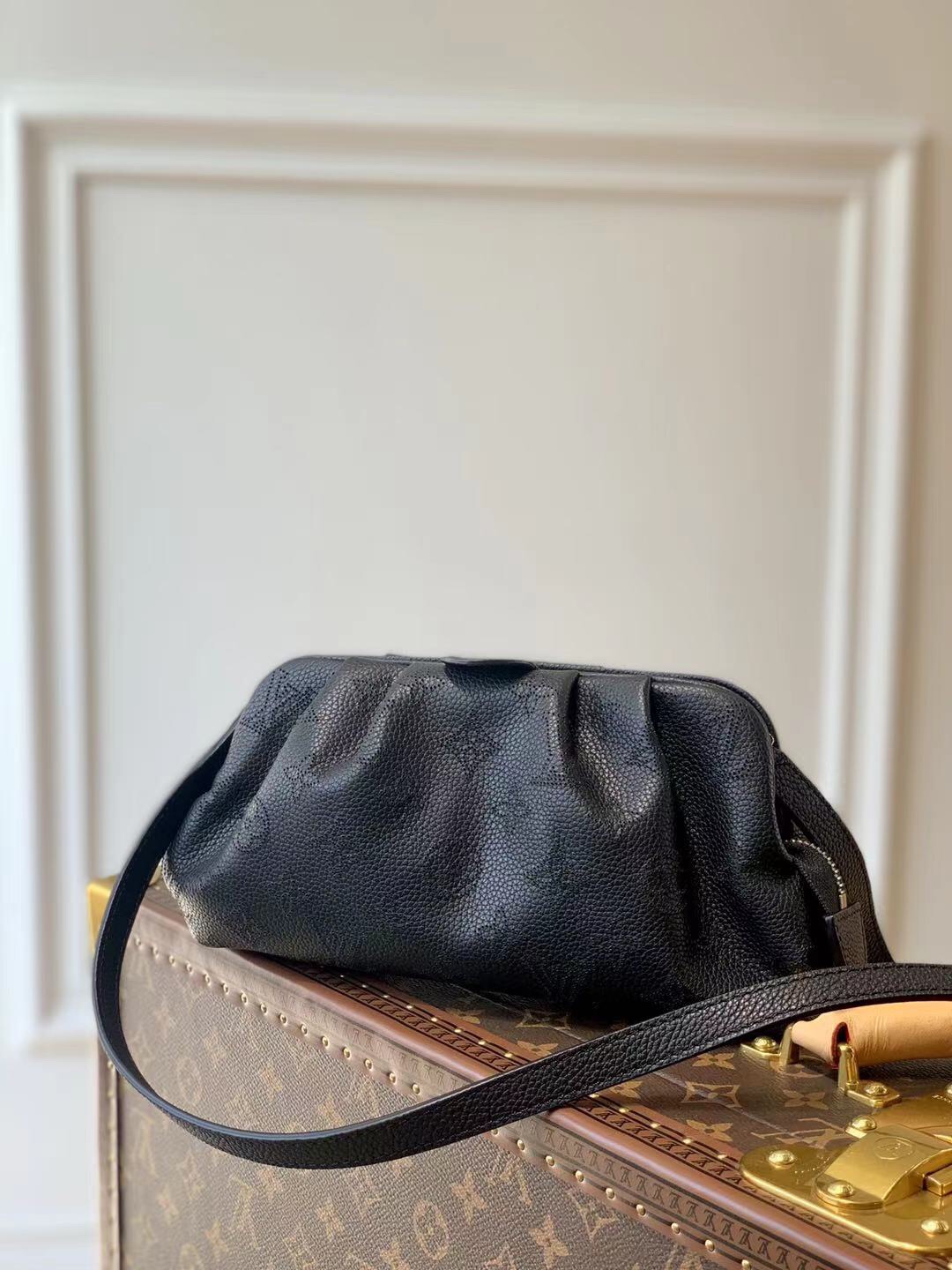 Louis_Vuitton_Scala_Hand