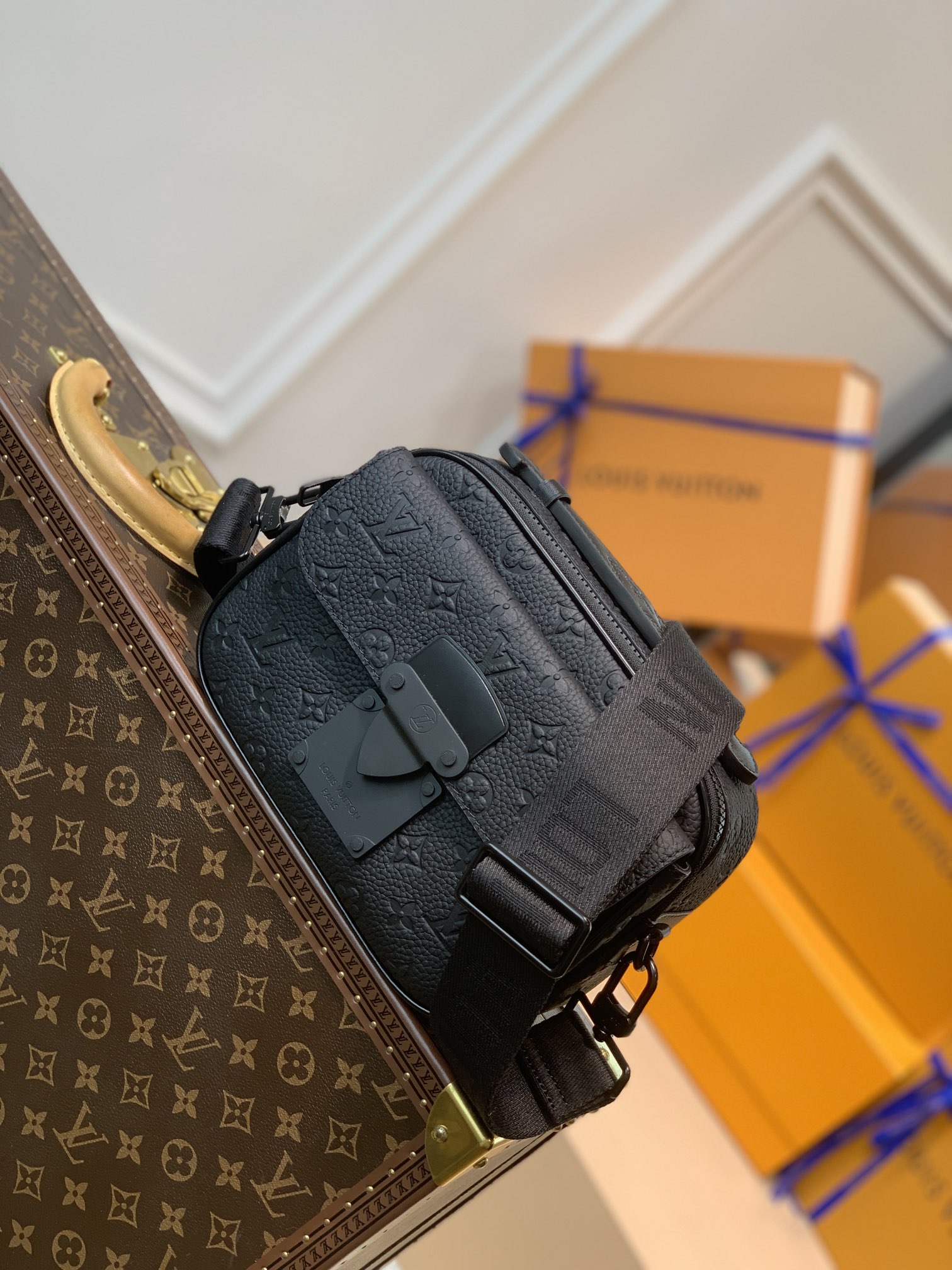 Louis_Vuitton_S_Lock_Bag