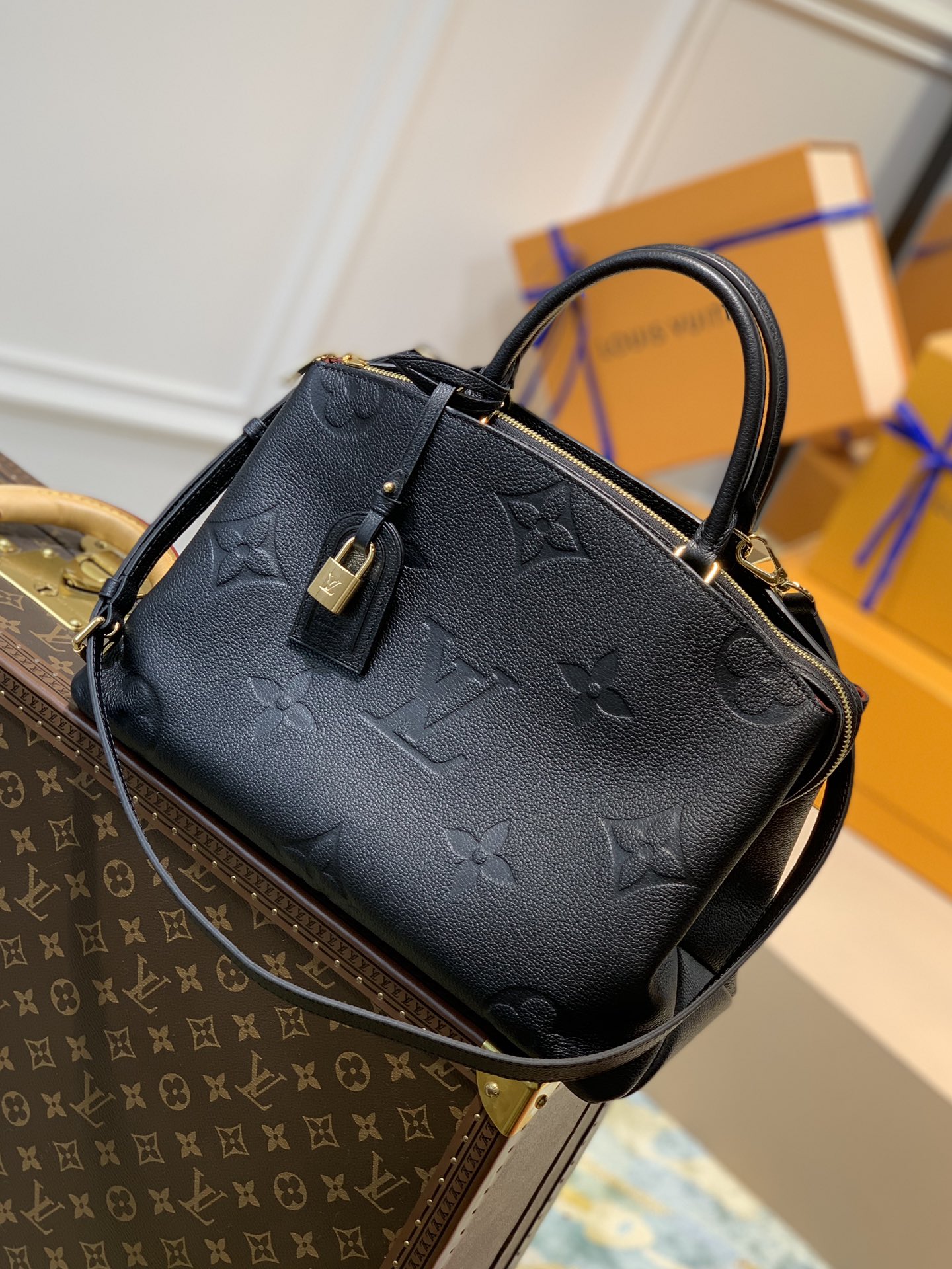 Louis_Vuitton_M45811_Pet