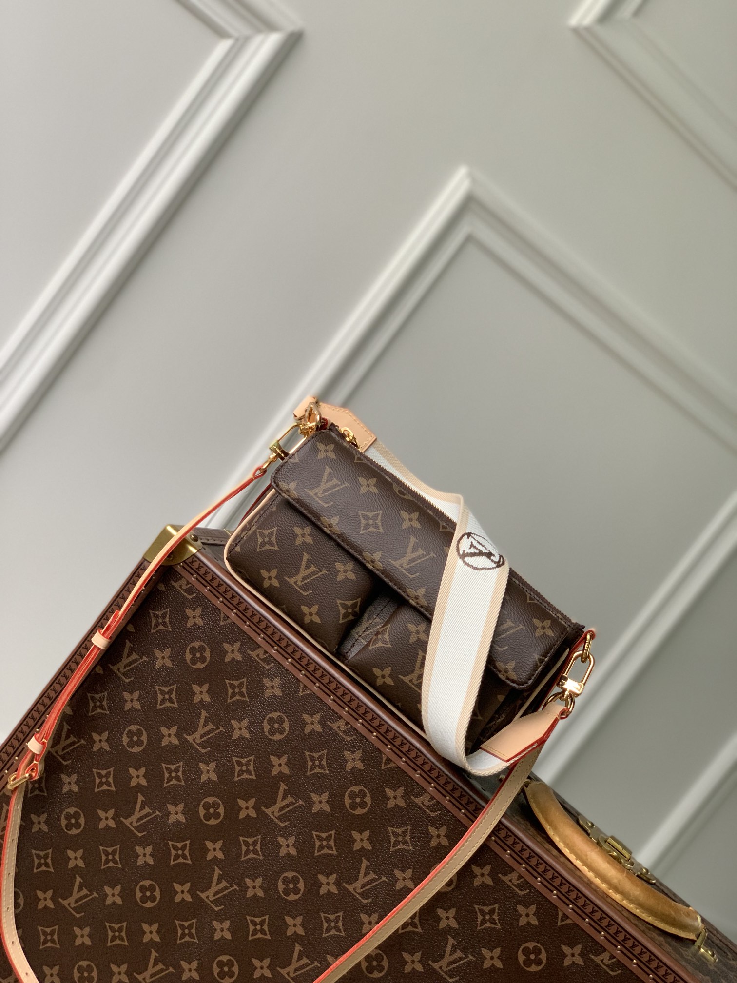 Louis_Vuitton_Vibe_Bag_-