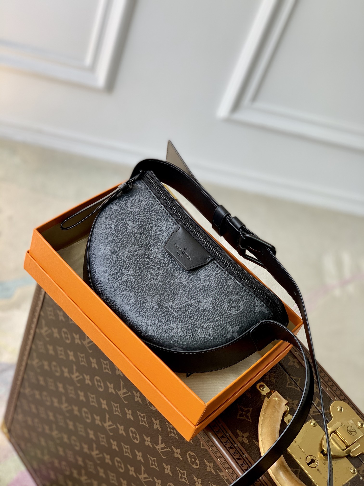 Louis_Vuitton_Moon_Cross