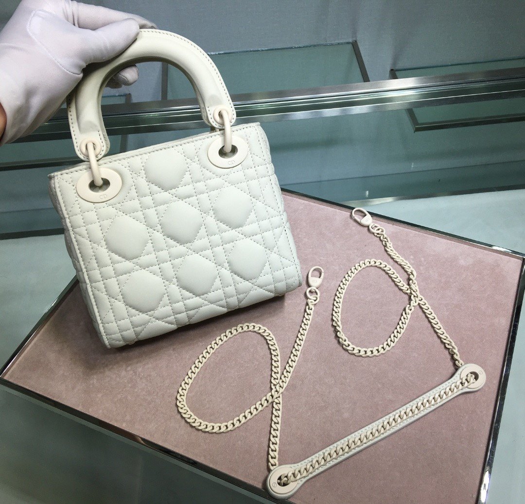 Lady_Diro_With_Lambskin-