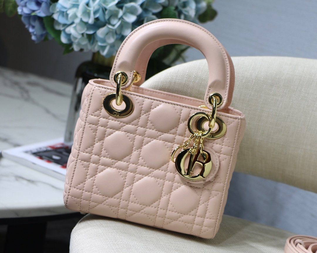 Lady_Diro_With_Lambskin-