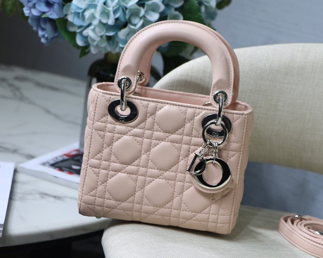 Lady_Diro_With_Lambskin-