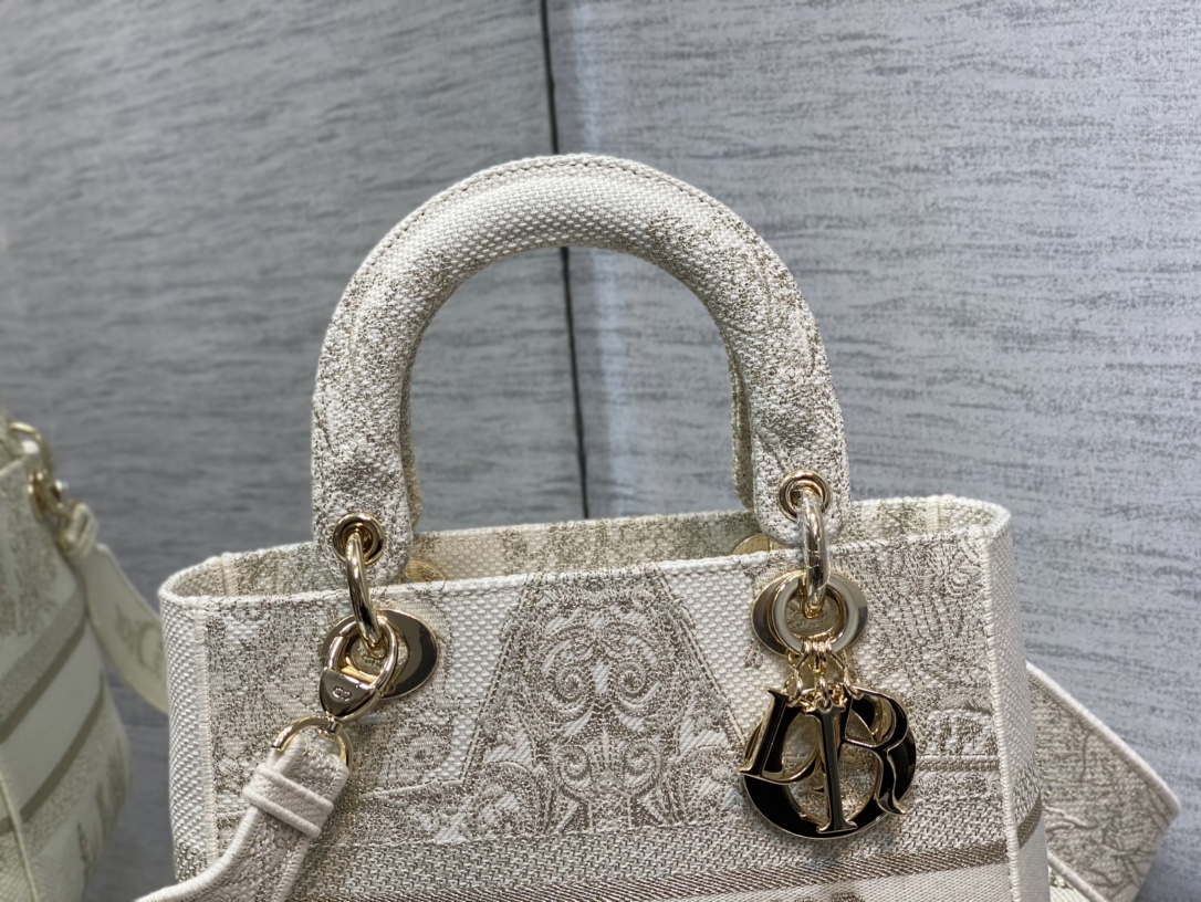Lady_Diro_Handle_Bag-24C