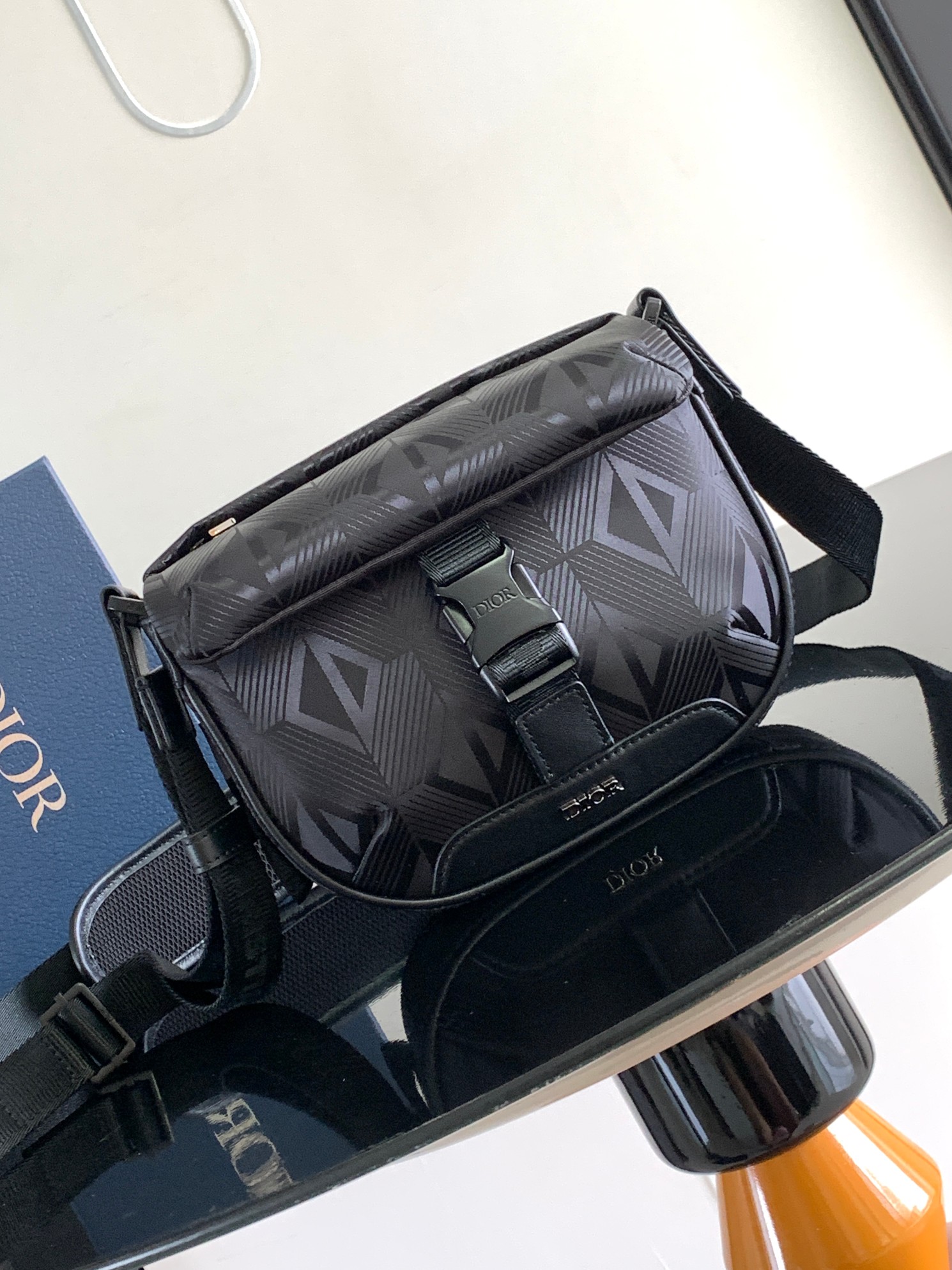 Diro_Explorer_Crossbody_