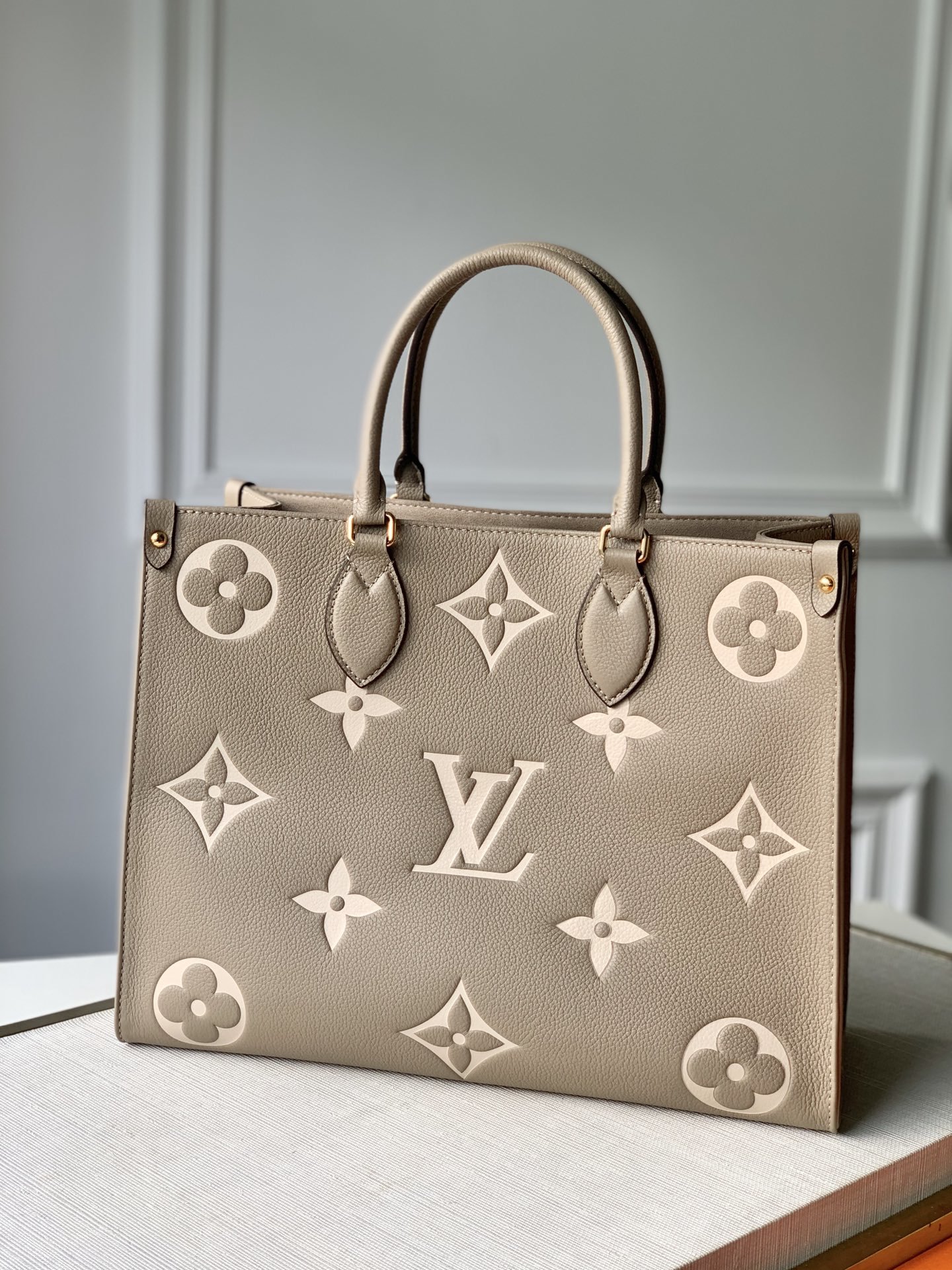Louis_Vuitton_Small_Onth