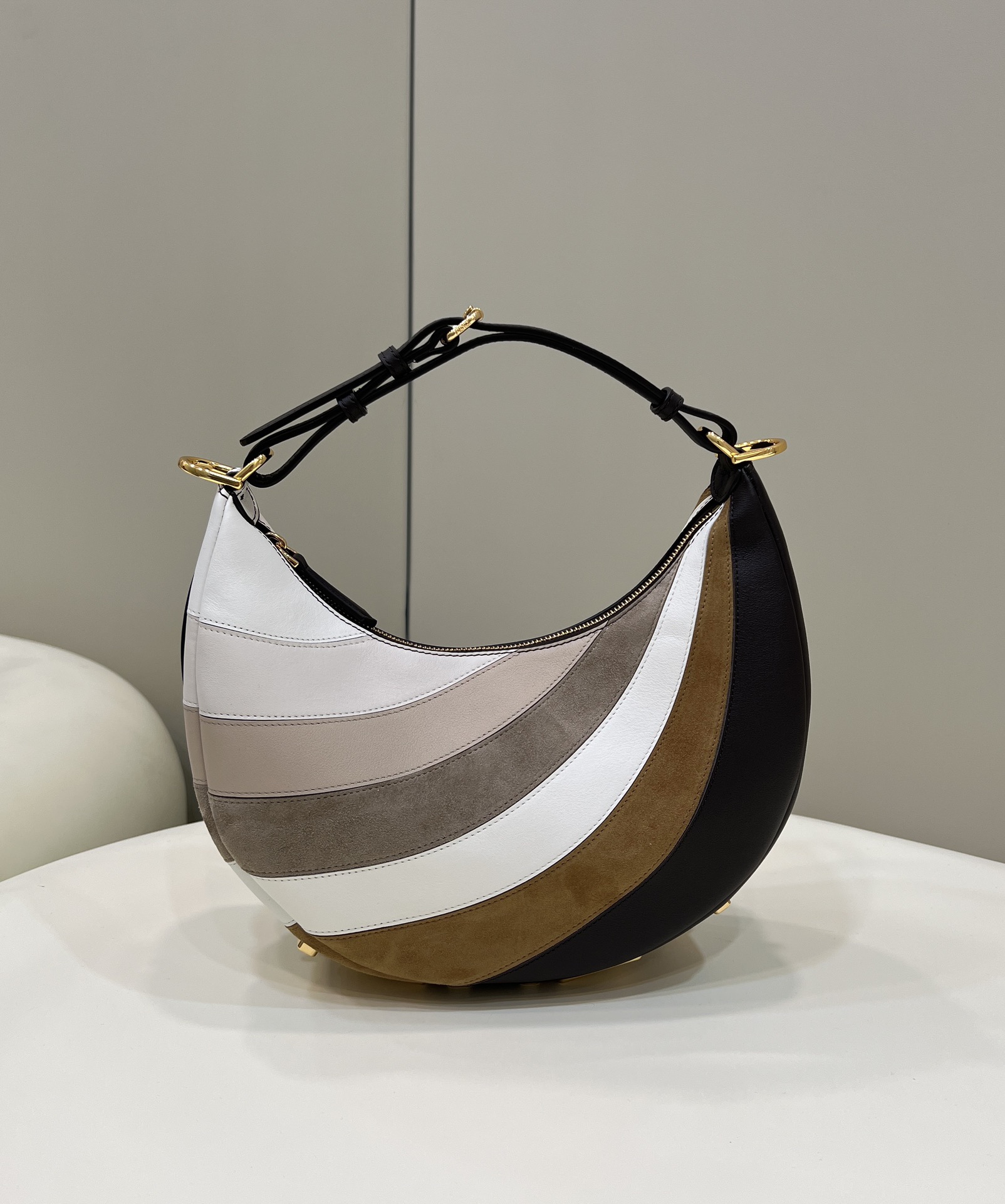 Fendi_Praphy-29×24.5x10C