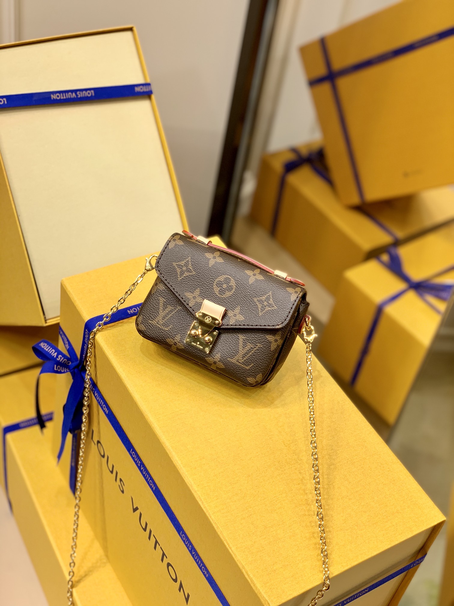 Louis_Vuitton_Micro_Meti