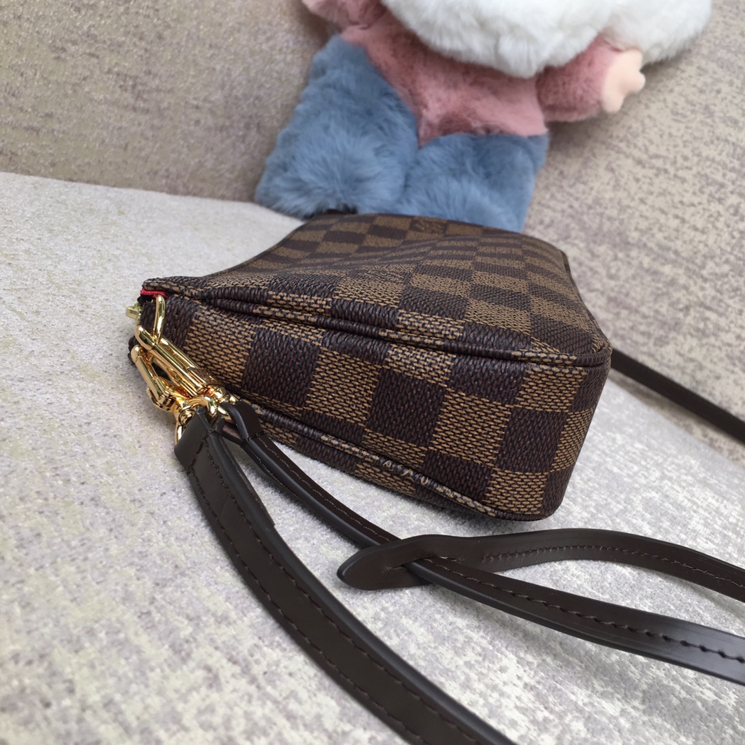 Louis_Vuitton_Pochette_A