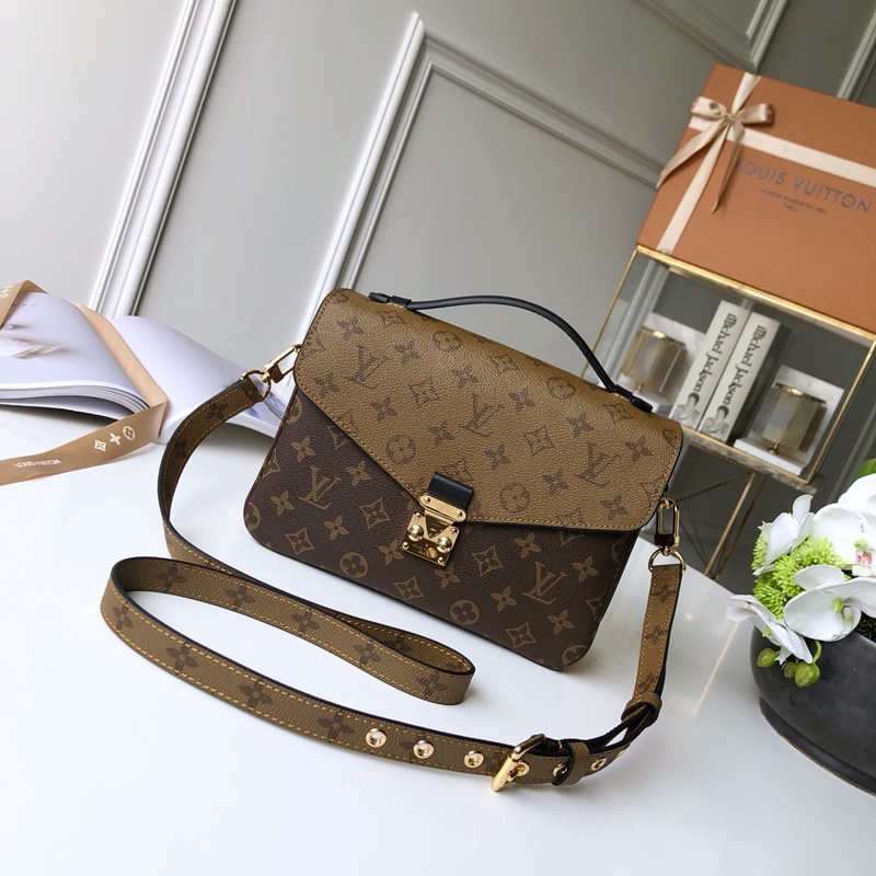 Louis_Vuitton_Pochette_M