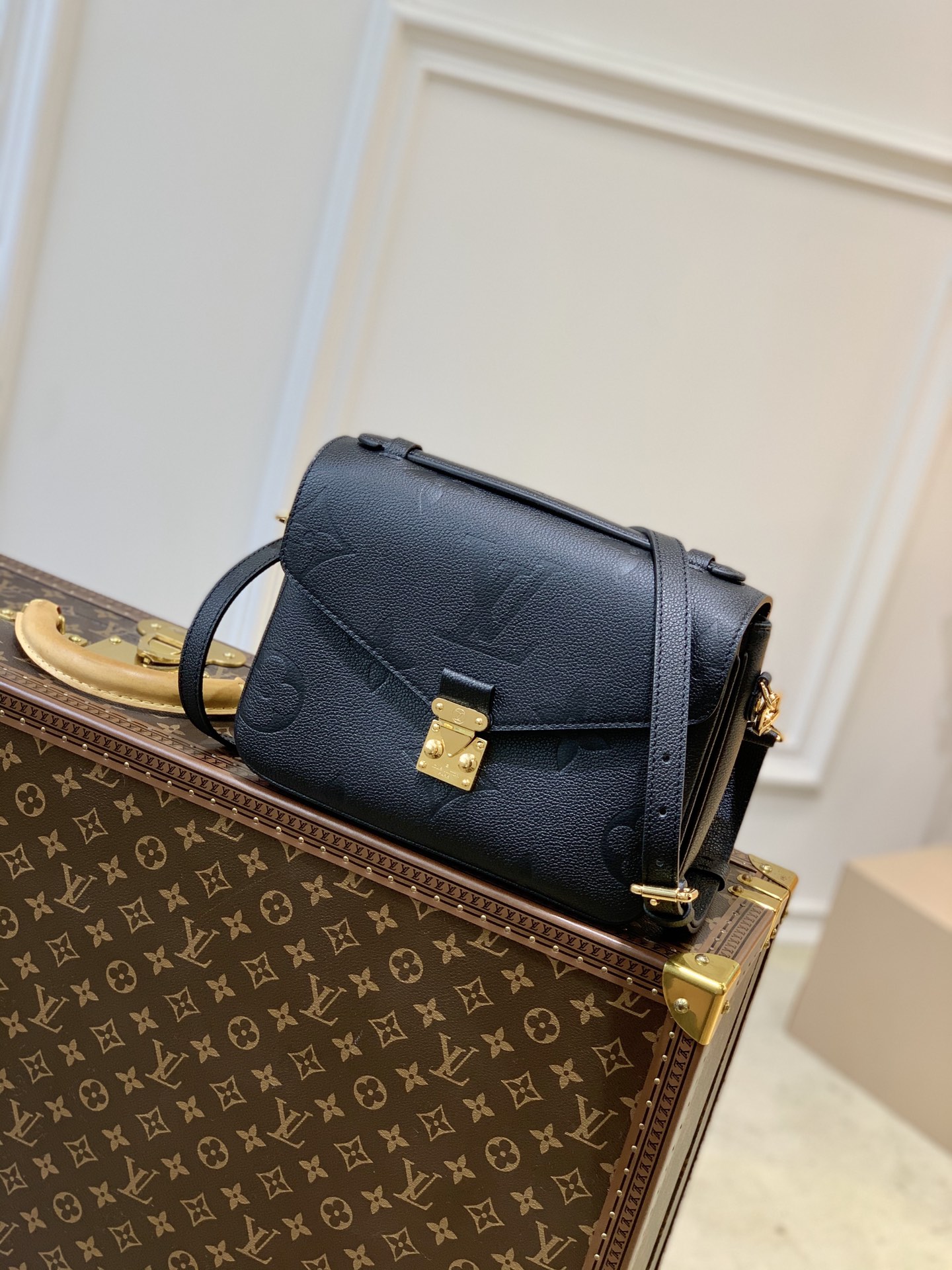 Louis_Vuitton_Pochette_M