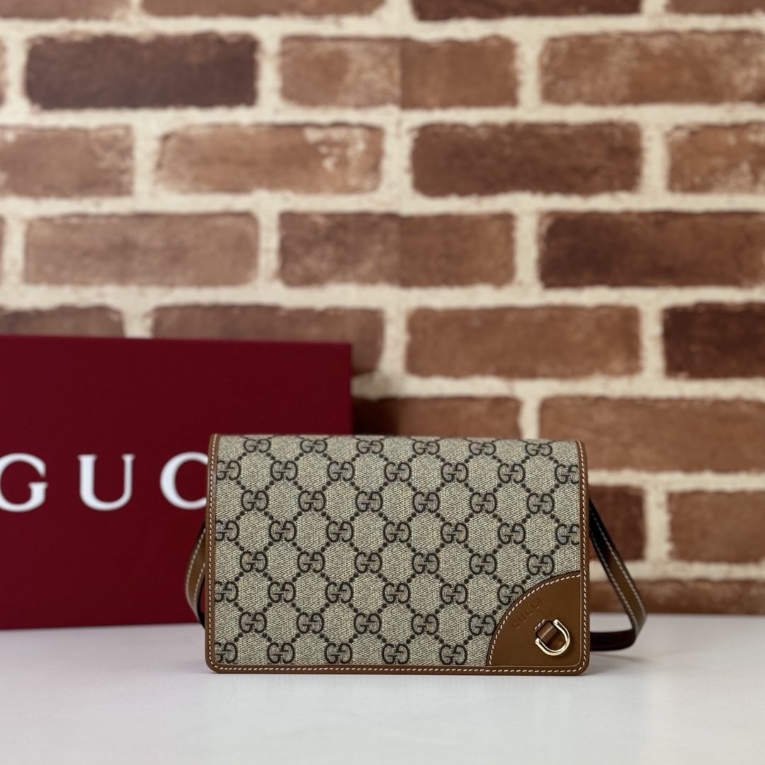 Gucci_GG_Emblem_Bag-20_1