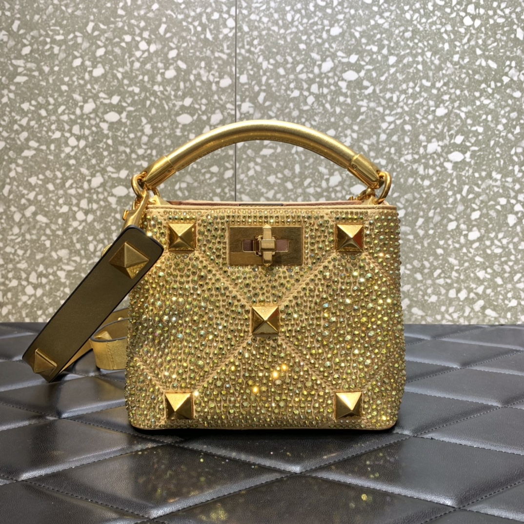 Valentin0_Garavani_Roman